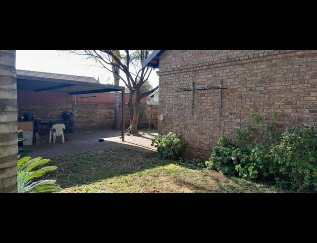 2 BEDROOM PROPERTY TO RENT IN ROOIHUISKRAAL NORTH